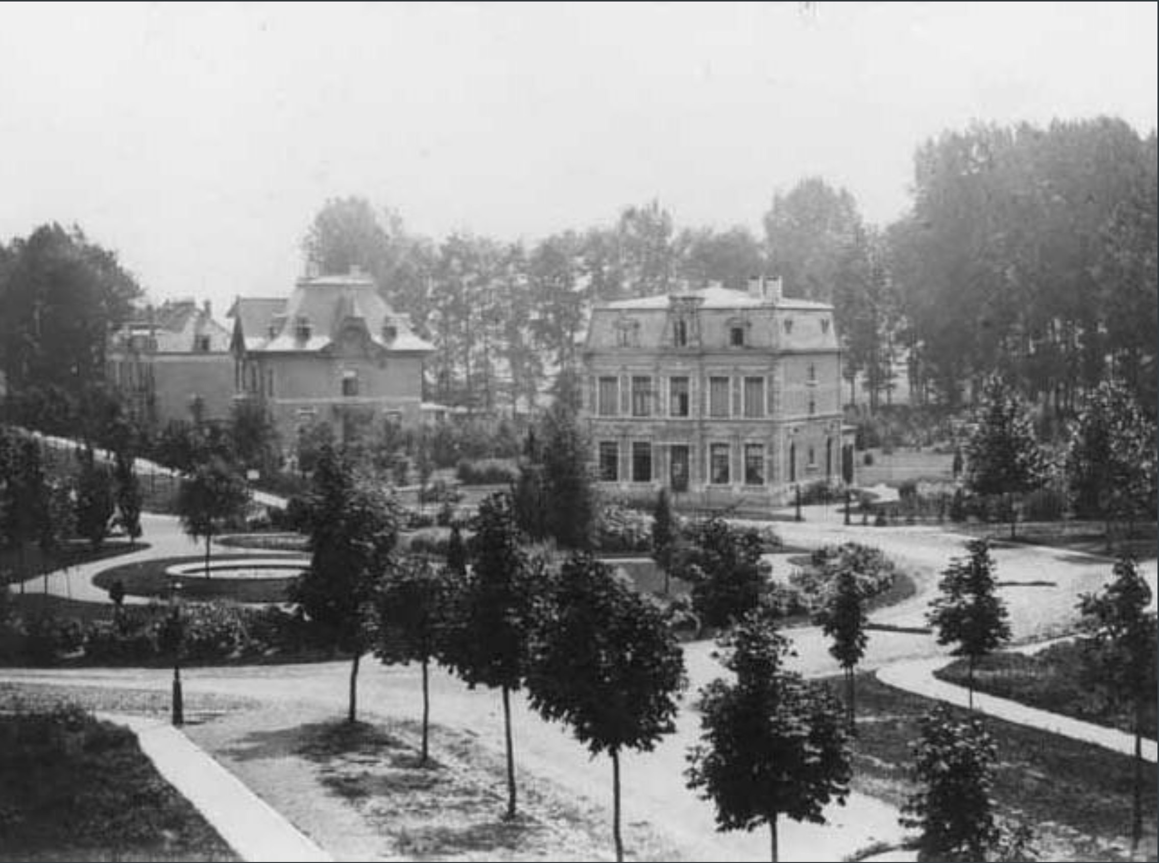 Het oude rondpoint met plantsoenen, bomen en villa’s, gedateerd 1917