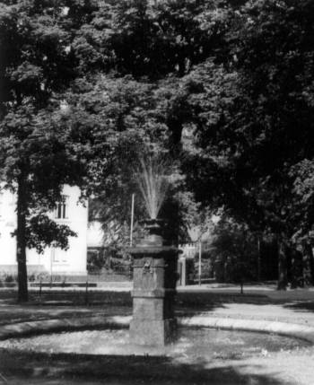De fontein op het oude plein. Opnamedatum onbekend.