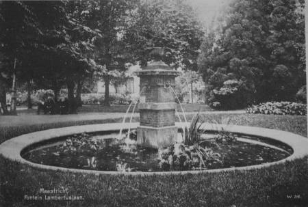 Ansichtkaart met het opschrift ‘Maastricht — Fontein St. Lambertusplein’. Datering onbekend.