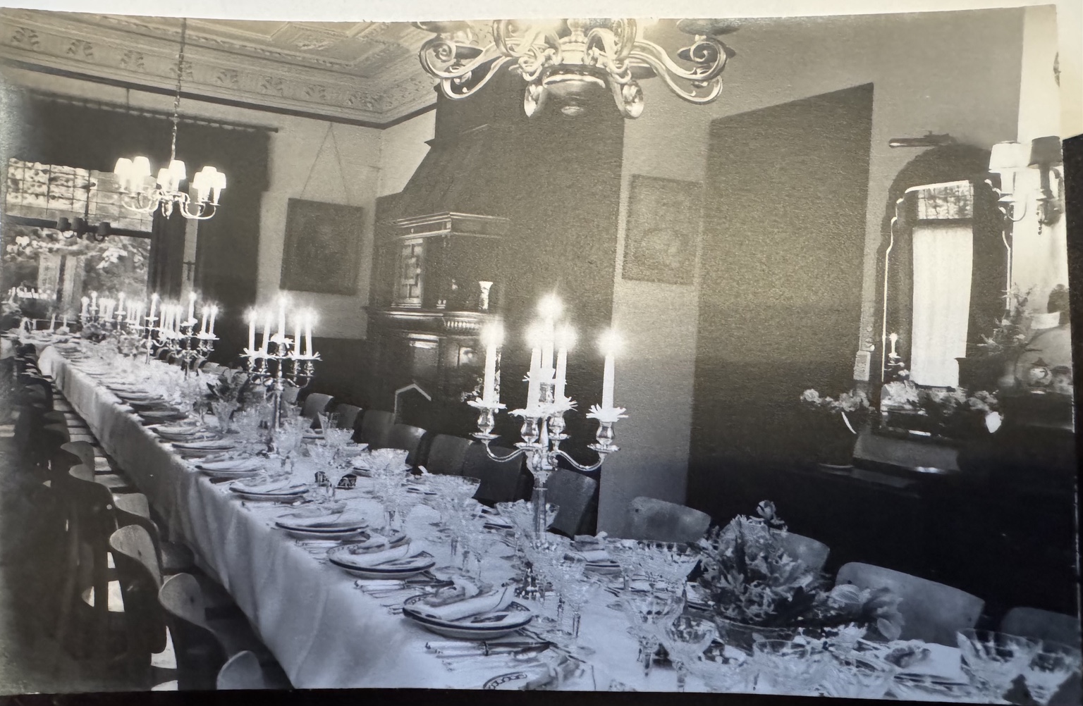 Tweede gezicht op de gedekte tafel en het historische interieur. Datum en gelegenheid onbekend.